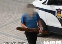 男子在父亲遗物中发现一把长枪 到底是什么情况？