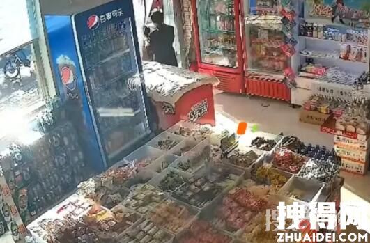 店主着急送孩子误把顾客锁店里 为什么被锁店里？