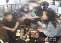 男子酒吧骚扰邻桌女生 警方回应 说了什么？