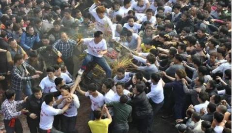 广东最狂野民俗盐拖灶神:场面激烈 盐灶游神习俗由何而来