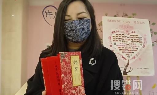 新人凌晨领证获赠限量版婚书 婚书照片曝光实在是让人羡慕