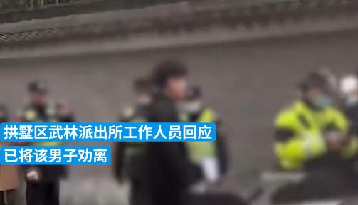 男子拦路疑因救护车被堵致爷爷离世 画面曝光让人心酸