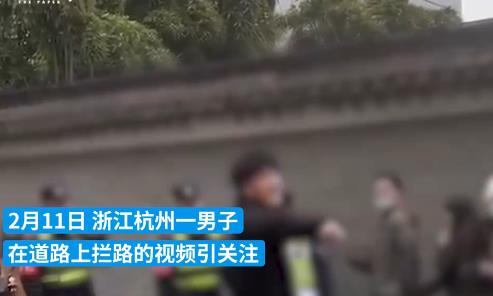 男子拦路疑因救护车被堵致爷爷离世 画面曝光让人心酸