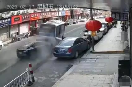 特斯拉当街“狂飙”追尾公交车 到底是什么情况?