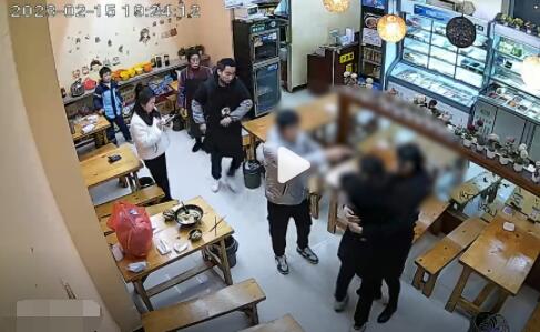 男子进店要钱嫌少骚扰殴打女顾客 到底是什么情况?