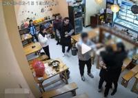 男子进店要钱嫌少骚扰殴打女顾客 画面曝光实在让人惊讶