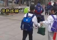 男孩进校门顺手帮女生提包 画面曝光简直是太意外