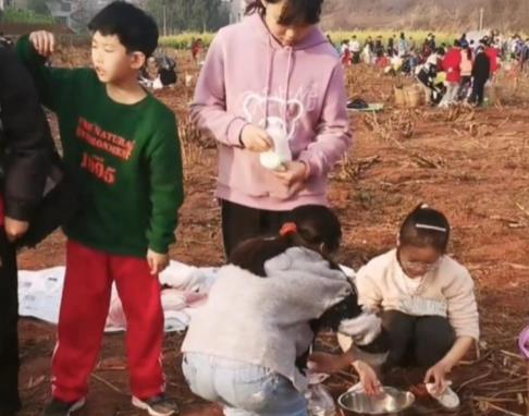 小学生背着“锅碗瓢盆”去春游 原因揭秘直接让人傻眼