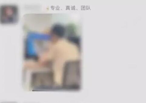 女子用手机办公遭老板拍照辱骂 为什么会这样?