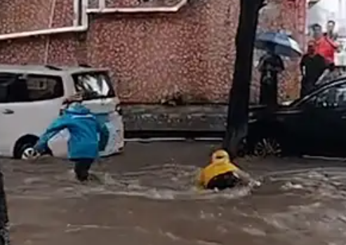 东莞暴雨 外卖小哥摔倒人车被水冲走 原因竟是这样太无奈了