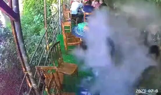 顾客就餐时卡式炉爆炸 饭店回应 碎片击中几位客人