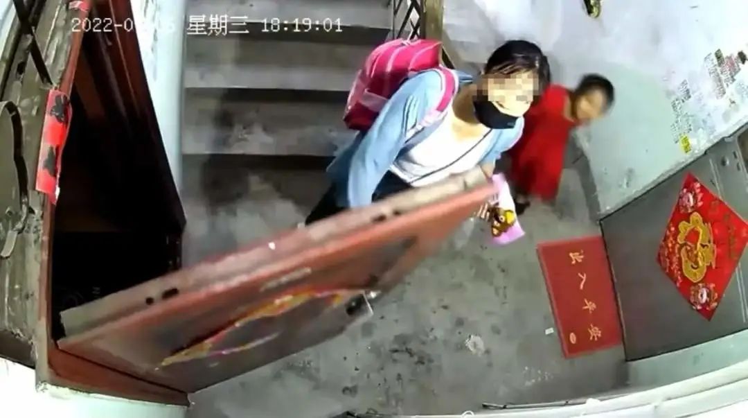 警方通报“母女被雨衣男拖拽进屋”，案件细节披露！