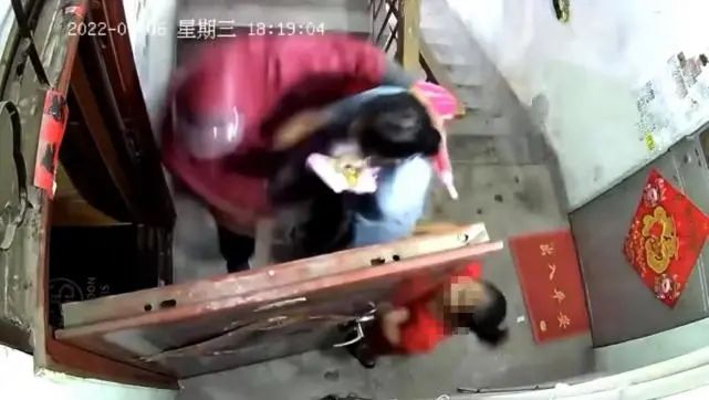 警方通报“母女被雨衣男拖拽进屋”，案件细节披露！